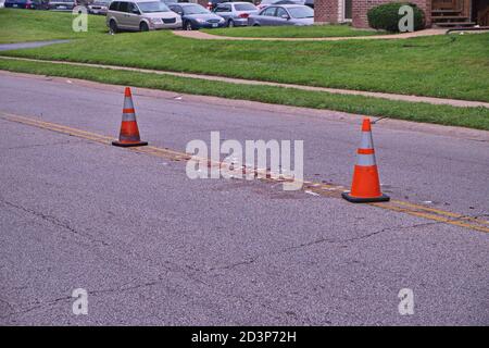 Der Standort am Canfield Drive in Ferguson, Missouri, wo Michael Brown vom Ferguson-Offizier Darren Wilson erschossen wurde. Die beiden Sicherheitskegel zeigen die Position seines Kopfes und seiner Füße an. Stockfoto