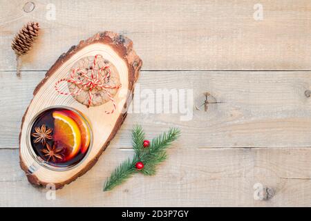 Draufsicht Glühwein und Schokoladenkekse auf Holzhintergrund mit Kopierraum. Stockfoto