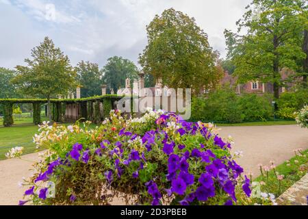 Blick über den Grat zum Kavalierhaus, Fürst Pückler Park und Schloss, Schloss und Landschaftspark Branitz, Cottbus, Brandenburg, Ostdeutschland, Europa Stockfoto