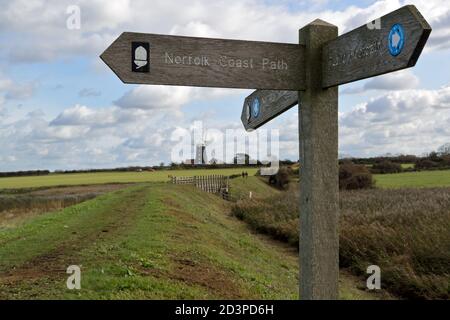 Norfolk Coast Path National Trail Schild in der Nähe von Burnham Overy Staithe Windmill, Norfolk, Großbritannien Stockfoto