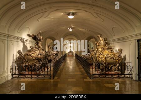 Sarkophage in der Kapuzinergruft in Wien, Österreich, Europa Sarkophage in der Kaiserlichen Krypta oder Kapuzinergruft in Wien, Österreich, Europa Stockfoto