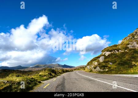 Blick auf eine leere Bergstraße in der Nähe von Molls Gap, County Kerry, Irland - John Gollop Stockfoto