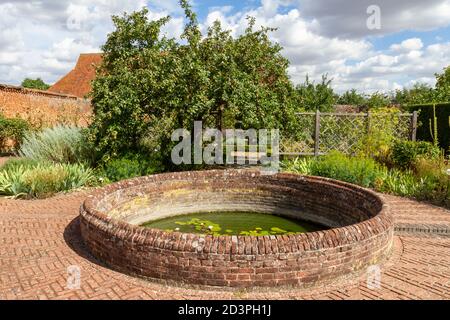 Allgemeine Ansicht des Tudor ummauerten Gartens, Cressing Temple Barns, Essex, Großbritannien. Stockfoto