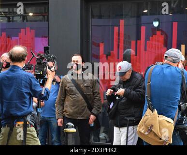 Fans tragen Gesichtsmasken am Eröffnungstag des weltweit ersten Rolling Stones Stores in der Carnaby Street, London Stockfoto