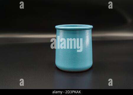 Keramik, blaue Vase, Glas. Tonkeramik Schale isoliert auf grauem Hintergrund Stockfoto