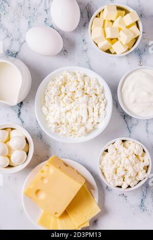 Verschiedene Arten von Milchprodukten. Draufsicht. Stockfoto