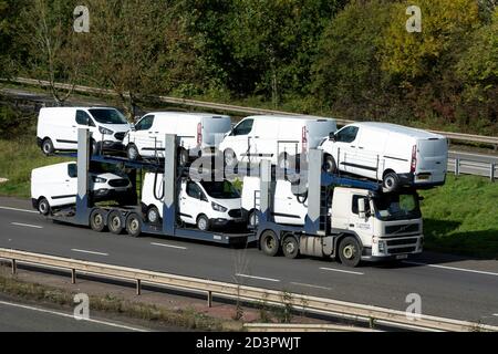 Ein Transporter mit weißen Transportern auf der Autobahn M40, Warwickshire, Großbritannien Stockfoto