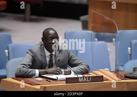 New York, New York, USA. Okt. 2020. Issa Konfourou, der ständige Vertreter Malis bei den Vereinten Nationen, spricht am 8. Oktober 2020 im UN-Hauptquartier in New York über die Lage in Mali. Der Sicherheitsrat kehrte am Donnerstag zu einer persönlichen Sitzung in seine eigene Kammer zurück, zum ersten Mal seit fast sieben Monaten nach einer Sperre des Coronavirus. (Evan Schneider/UN Photo/Handout via Xinhua) Quelle: Xinhua/Alamy Live News Stockfoto