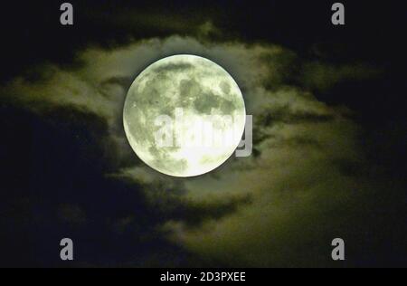 Riesiger Mond im wolkigen Nachthimmel. Vollmond. Romantisches Mondlicht. Satellit der Erde. Supermoon. Stockfoto