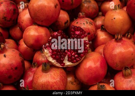 Frisch geschnittene Granatapfel Dekoration mit roten Samen auf Street Shop gelegt. Stockfoto