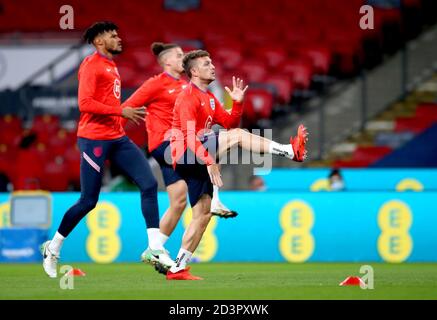 England Kapitän Kieran Trippier (rechts) wärmt sich auf dem Platz vor dem Beginn des internationalen Freundschaftsspiels im Wembley Stadium, London. Stockfoto