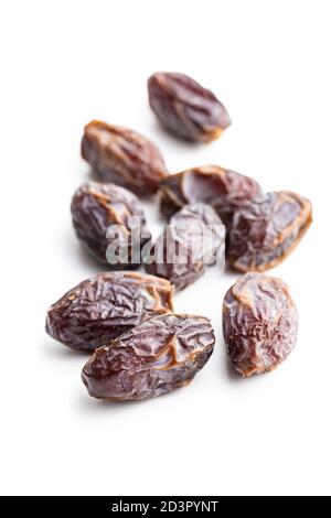 Getrocknete Datteln Frucht isoliert auf weißem Hintergrund. Stockfoto