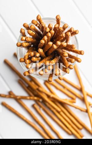 Salzige Sticks. Knusprige Brezeln im Glas. Draufsicht. Stockfoto