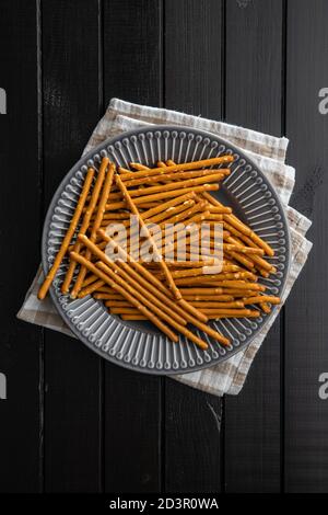 Salzige Sticks. Knusprige Brezeln auf dem Teller. Draufsicht. Stockfoto