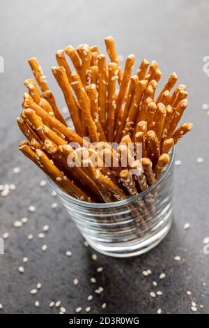 Salzige Sticks. Knusprige Brezeln mit Sesamsamen im Glas. Stockfoto