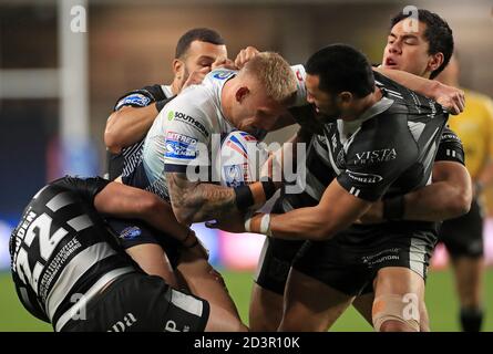 Mikolaj Oledzki von Leeds Rhinos (Mitte) wird von Josh Bowden (links) und Andre Savelio (rechts) des Hull FC während des Betfred Super League Spiels im Emerald Headingley Stadium in Leeds angegangen. Stockfoto