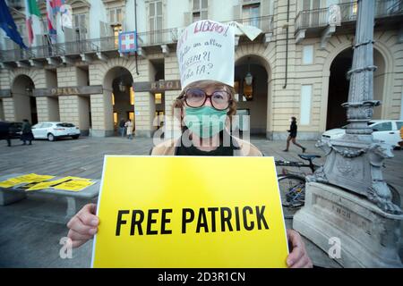 Turin, Italien. Okt. 2020. Torino piazza Castello davanti alla Regione Piemonte, una attivista di Amnesty International Italia, con un cartello Free Patrick. (Costa1ftg/Fotograf, turin - 2020-10-08) p.s. la foto e' utilizzabile nel rispetto del contesto in cui e' stata scattata, e senza intento diffamatorio del decoro delle persone rappresentate Kredit: Unabhängige Fotoagentur/Alamy Live News Stockfoto