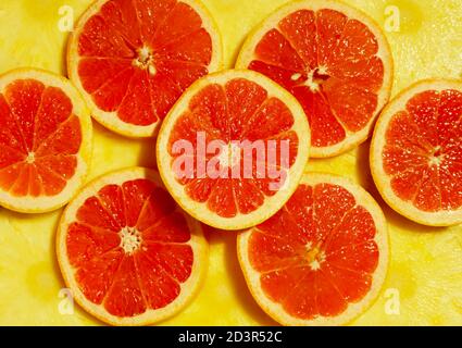 Grapefruit- und Ananasscheiben. Frisches Obst, helle Farben. Draufsicht, Nahaufnahme, horizontale Komposition. Stockfoto