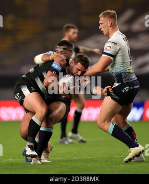 Josh Bowden (Mitte) von Hull FC wird von Ava Seumanufagai (links) und Mikolaj Oledzki von Leeds Rhinos während des Betfred Super League-Spiels im Emerald Headingley Stadium, Leeds, angegangen. Stockfoto