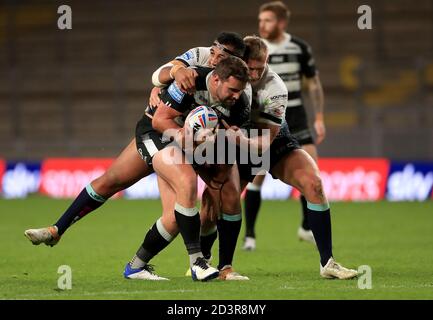 Josh Bowden (Mitte) von Hull FC wird von Ava Seumanufagai (links) und Mikolaj Oledzki von Leeds Rhinos während des Betfred Super League-Spiels im Emerald Headingley Stadium, Leeds, angegangen. Stockfoto