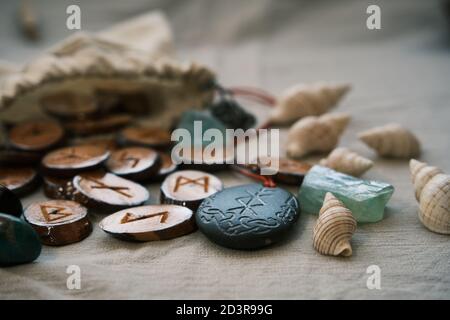 Hausgemachte Holzrunen in einem Leinwandbeutel mit einem Talisman Runoscript Stockfoto