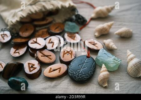 Hausgemachte Holzrunen in einem Leinwandbeutel mit einem Talisman Runoscript Stockfoto
