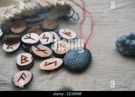 Hausgemachte Holzrunen in einem Leinwandbeutel mit einem Talisman Runoscript Stockfoto