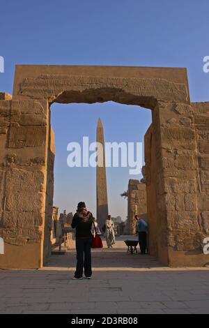 Der Tempel von Karnak ist der zweitgrößte Tempel im alten Ägypten und ein altes religiöses Zentrum. Es liegt am Ufer des Nils in Luxor. Stockfoto