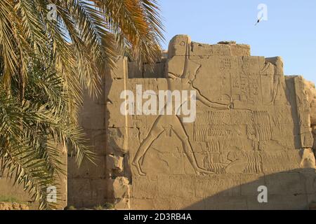 Der Tempel von Karnak ist der zweitgrößte Tempel im alten Ägypten und ein altes religiöses Zentrum. Es liegt am Ufer des Nils in Luxor. Stockfoto