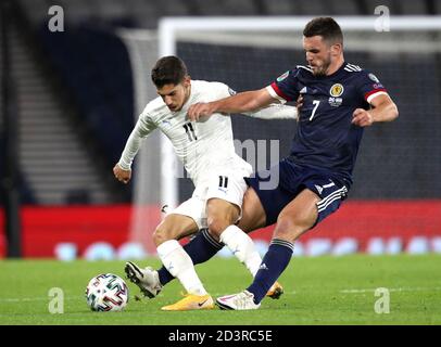 Israels Manor Solomon (links) und Schottlands John McGinn kämpfen während des UEFA Euro 2020 Play-Off-Halbfinalmatches im Hampden Park, Glasgow, um den Ball. Stockfoto