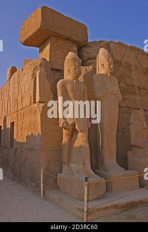 Der Tempel von Karnak ist der zweitgrößte Tempel im alten Ägypten und ein altes religiöses Zentrum. Es liegt am Ufer des Nils in Luxor. Stockfoto