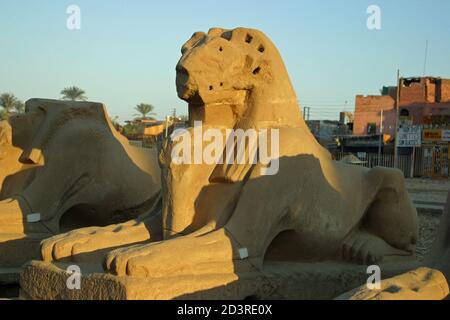 Der Tempel von Karnak ist der zweitgrößte Tempel im alten Ägypten und ein altes religiöses Zentrum. Es liegt am Ufer des Nils in Luxor. Stockfoto