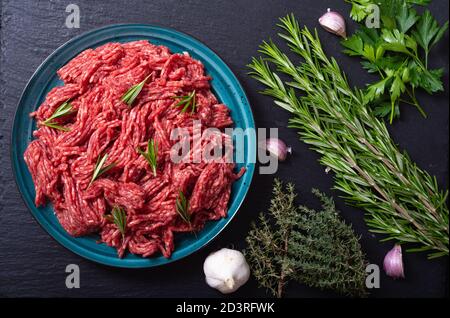 Rohes Rindfleisch gemahlen mit Zutat: Salz, Kräuter und Gewürze Stockfoto