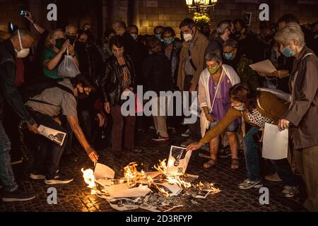 Barcelona, Spanien. Okt. 2020. Katalanische Separatisten brennen Fotos von Felipe IV, als sie gegen den bevorstehenden Besuch des spanischen Königs der Stadt protestieren, um an einer Preisverleihung auf der Barcelona New Economy Week teilzunehmen.Quelle: Matthias Oesterle/Alamy Live News Stockfoto