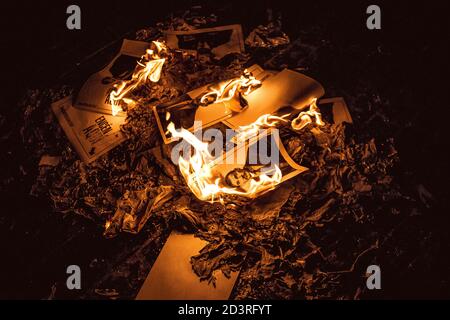 Barcelona, Spanien. Okt. 2020. Katalanische Separatisten brennen Fotos von Felipe IV, als sie gegen den bevorstehenden Besuch des spanischen Königs der Stadt protestieren, um an einer Preisverleihung auf der Barcelona New Economy Week teilzunehmen.Quelle: Matthias Oesterle/Alamy Live News Stockfoto