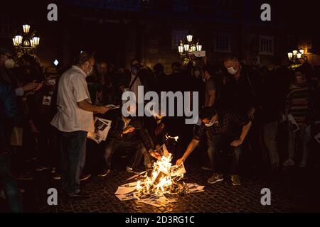 Barcelona, Spanien. Okt. 2020. Katalanische Separatisten brennen Fotos von Felipe IV, als sie gegen den bevorstehenden Besuch des spanischen Königs der Stadt protestieren, um an einer Preisverleihung auf der Barcelona New Economy Week teilzunehmen.Quelle: Matthias Oesterle/Alamy Live News Stockfoto