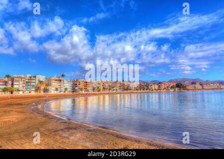 Mazarron Murcia Spanien Strand und Meer mit hellen lebendigen Farben Stockfoto