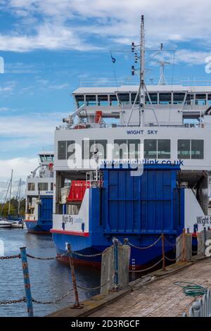 Die Insel wight Fähre legt auf dem Anlegesteg am Fährterminal in lymington, hampshire, großbritannien Stockfoto