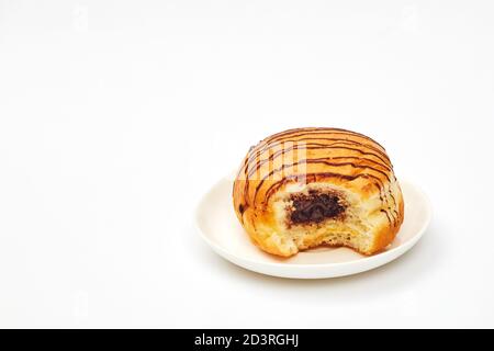 Schokolade gebissen Donut auf weißem Hintergrund isolieren, kopieren Raum Stockfoto