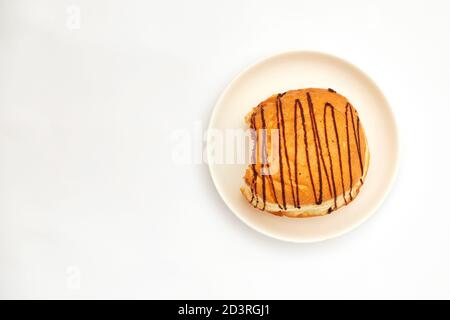 Chocolate gebissen Donut auf weißem Hintergrund isolieren, kopieren Raum, Draufsicht Stockfoto