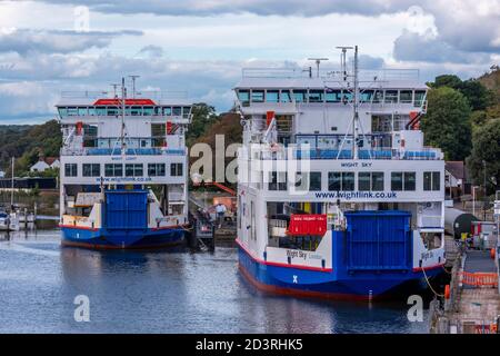 Schleppinsel wight Fähren im Hafen von Lymington hampshire während der covid 19 Pandemie. Stockfoto