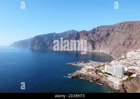 Luftaufnahme der Klippen von Los Gigantes auf Teneriffa, Kanarische Inseln, Spanien. Hochwertige Fotos Stockfoto