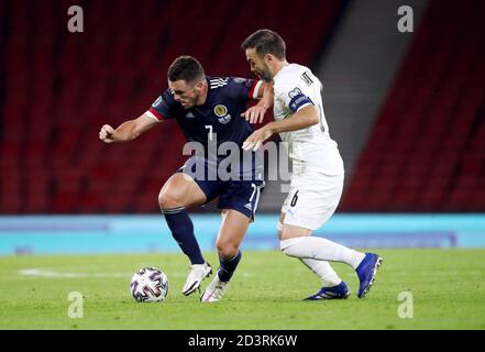 Der schottische John McGinn (links) und der israelische Bibras Natcho kämpfen während des UEFA Euro 2020 Play-Off Halbfinalmatches im Hampden Park, Glasgow, um den Ball. Stockfoto