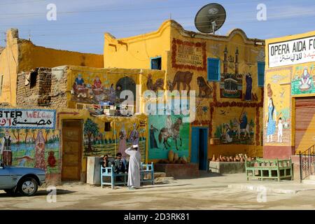 Hell bemalte Hauswand im Dorf Qurna bei der Alabasterfabrik und dem Laden. Luxor Westjordanland. Stockfoto