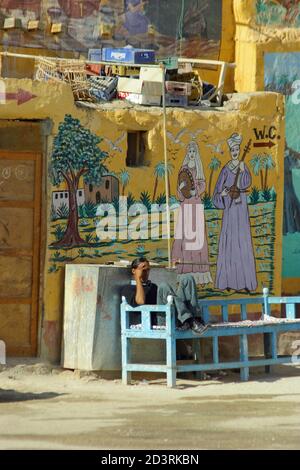 Hell bemalte Hauswand im Dorf Qurna bei der Alabasterfabrik und dem Laden. Luxor Westjordanland. Stockfoto