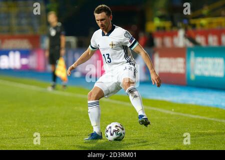 Sarajevo, Bosnien Und Herzegowina. Okt. 2020. Nordirland Corry Evans Kontrollball während Euro 2020 Qualifying Spiel Bosnien-Herzegowina und Nordirland in Sarajevo, Bosnien und Herzegowina, 8, Oktober, 2020. Im Stadion Grbavica, Sarajevo. Kredit: Amel Emric/Alamy Live Nachrichten Stockfoto