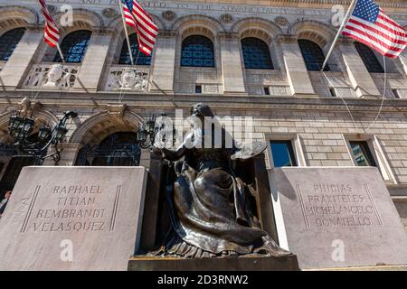 Kunst allegorische Statue in der Fassade des McKim Building, Copley Square, Boston Public Library, Boston, Massachusetts, USA Stockfoto