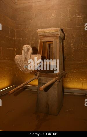 Heilige Arche im Tempel des Horus im Niltal am linken Ufer. Oberägypten zwischen Esna und Assuan. Stockfoto