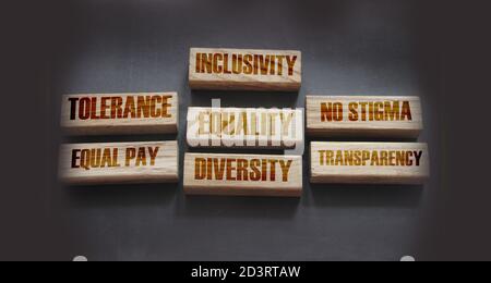 Inklusivitätstoleranz Diversity Transparenzkonzept mit Holzblöcken auf schwarzem Hintergrund. Stockfoto