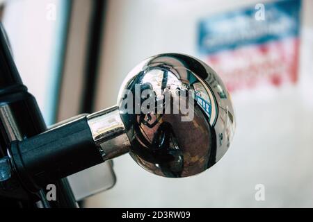 Nahaufnahme eines Motorrads, das in den Straßen des rollt Stadtzentrum der Metropolregion Stockfoto